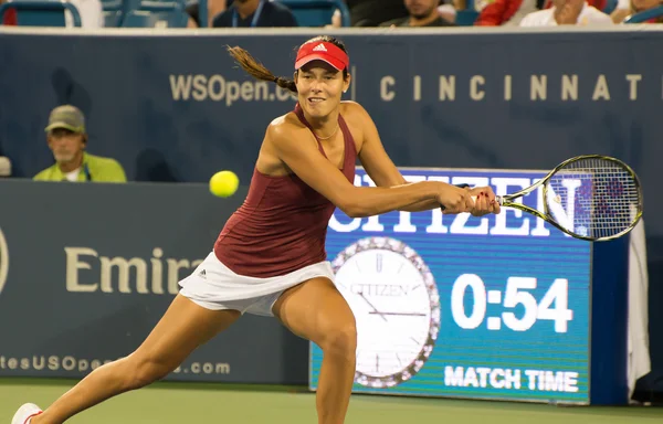 Mason, ohio - 15. august 2016: ana ivonavic im match gegen donna vekic bei den western und southern open in mason, ohio, am 15. august 2016. — Stockfoto