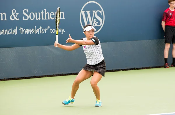 Mason, Ohio - 13 de agosto de 2016: Kurumi Nara en un partido clasificatorio en el Western and Southern Open en Mason, Ohio, el 13 de agosto de 2016 . —  Fotos de Stock