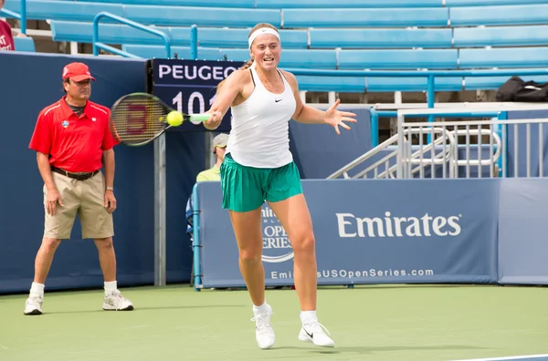 Mason, Ohio - 15 agosto 2016: Jelena Ostapenko in un primo round al Western and Southern Open di Mason, Ohio, il 15 agosto 2016 . — Foto Stock