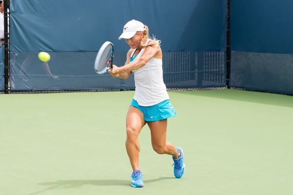 Mason, Ohio - 16 de agosto de 2016: Yulia Putintseva em uma partida no Western and Southern Open em Mason, Ohio, em 16 de agosto de 2016 . — Fotografia de Stock