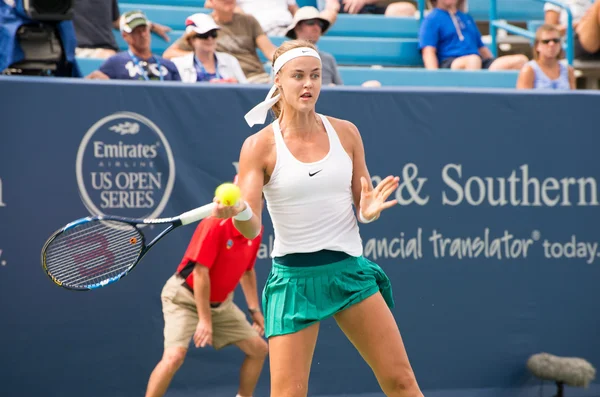 Mason, Ohio-augustus 15, 2016: Anna Schmiedlova in een eerste ronde wedstrijd in de westelijke en zuidelijke open in Mason, Ohio, op augustus 15, 2016. — Stockfoto