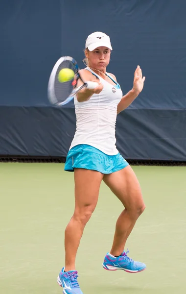 Mason, Ohio - 16 Ağustos 2016: Yulia Putintseva 16 Ağustos 2016'da Mason, Ohio'daki Western and Southern Open'da bir maçta. Stok Fotoğraf