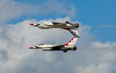 ABD Hava Kuvvetleri Gösteri Filosu, nam-ı diğer Thunderbird, 31 Ekim 2020 'de Sanford, Florida' daki Lockheed Martin Uzay ve Hava Gösterisinde.