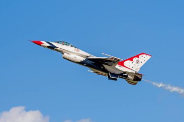 ABD Hava Kuvvetleri Gösteri Filosu, nam-ı diğer Thunderbird, 31 Ekim 2020 'de Sanford, Florida' daki Lockheed Martin Uzay ve Hava Gösterisinde.