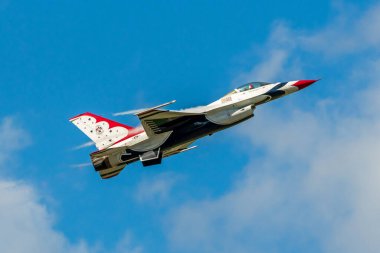 ABD Hava Kuvvetleri Gösteri Filosu, nam-ı diğer Thunderbird, 31 Ekim 2020 'de Sanford, Florida' daki Lockheed Martin Uzay ve Hava Gösterisinde.