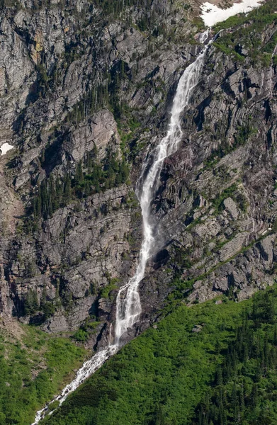 冰川国家公园的水落山下 — 图库照片