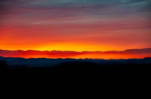 Ein Farbenfroher Feuriger Sonnenuntergang Der Wüste — Stockfoto