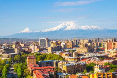 Erivan, Ermenistan 'dan 5,137 metre yükseklikteki Ararat Dağı (Türkiye) görülüyor. Bu karla kaplı bileşik volkan, İncil 'de Nuh' un Gemisi olarak tarif edilen iki büyük volkanik koniden oluşuyor..