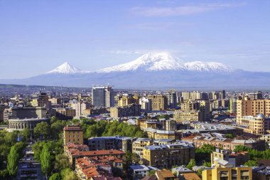 Erivan, Ermenistan 'dan 5,137 metre yükseklikteki Ararat Dağı (Türkiye) görülüyor. Bu karla kaplı bileşik volkan, İncil 'de Nuh' un Gemisi olarak tarif edilen iki büyük volkanik koniden oluşuyor..