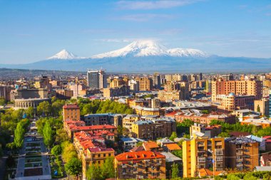 Erivan, Ermenistan 'dan 5,137 metre yükseklikteki Ararat Dağı (Türkiye) görülüyor. Bu karla kaplı bileşik volkan, İncil 'de Nuh' un Gemisi olarak tarif edilen iki büyük volkanik koniden oluşuyor..