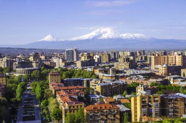 Erivan, Ermenistan 'dan 5,137 metre yükseklikteki Ararat Dağı (Türkiye) görülüyor. Bu karla kaplı bileşik volkan, İncil 'de Nuh' un Gemisi olarak tarif edilen iki büyük volkanik koniden oluşuyor..