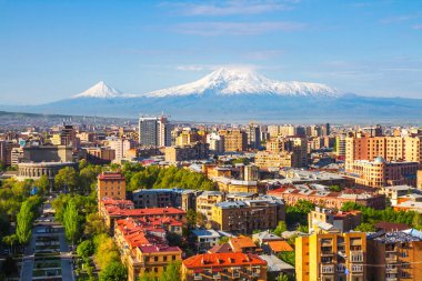 Erivan, Ermenistan 'dan 5,137 metre yükseklikteki Ararat Dağı (Türkiye) görülüyor. Bu karla kaplı bileşik volkan, İncil 'de Nuh' un Gemisi olarak tarif edilen iki büyük volkanik koniden oluşuyor..