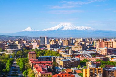 Erivan, Ermenistan 'dan 5,137 metre yükseklikteki Ararat Dağı (Türkiye) görülüyor. Bu karla kaplı bileşik volkan, İncil 'de Nuh' un Gemisi olarak tarif edilen iki büyük volkanik koniden oluşuyor..