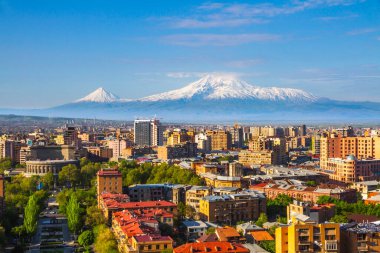 Erivan, Ermenistan 'dan 5,137 metre yükseklikteki Ararat Dağı (Türkiye) görülüyor. Bu karla kaplı bileşik volkan, İncil 'de Nuh' un Gemisi olarak tarif edilen iki büyük volkanik koniden oluşuyor..