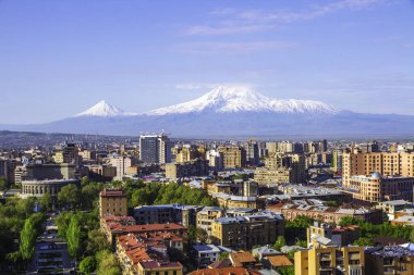 Erivan, Ermenistan 'dan 5,137 metre yükseklikteki Ararat Dağı (Türkiye) görülüyor. Bu karla kaplı bileşik volkan, İncil 'de Nuh' un Gemisi olarak tarif edilen iki büyük volkanik koniden oluşuyor..