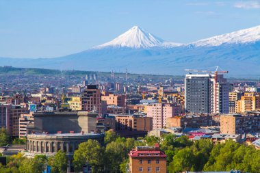 Erivan, Ermenistan 'dan 5,137 metre yükseklikteki Ararat Dağı (Türkiye) görülüyor. Bu karla kaplı bileşik volkan, İncil 'de Nuh' un Gemisi olarak tarif edilen iki büyük volkanik koniden oluşuyor..