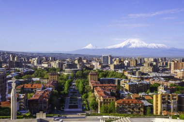 Erivan, Ermenistan 'dan 5,137 metre yükseklikteki Ararat Dağı (Türkiye) görülüyor. Bu karla kaplı bileşik volkan, İncil 'de Nuh' un Gemisi olarak tarif edilen iki büyük volkanik koniden oluşuyor..