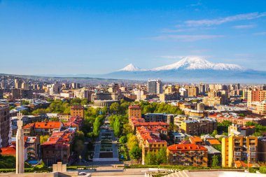 Erivan, Ermenistan 'dan 5,137 metre yükseklikteki Ararat Dağı (Türkiye) görülüyor. Bu karla kaplı bileşik volkan, İncil 'de Nuh' un Gemisi olarak tarif edilen iki büyük volkanik koniden oluşuyor..