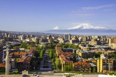 Erivan, Ermenistan 'dan 5,137 metre yükseklikteki Ararat Dağı (Türkiye) görülüyor. Bu karla kaplı bileşik volkan, İncil 'de Nuh' un Gemisi olarak tarif edilen iki büyük volkanik koniden oluşuyor..