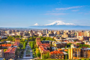 Erivan, Ermenistan 'dan 5,137 metre yükseklikteki Ararat Dağı (Türkiye) görülüyor. Bu karla kaplı bileşik volkan, İncil 'de Nuh' un Gemisi olarak tarif edilen iki büyük volkanik koniden oluşuyor..