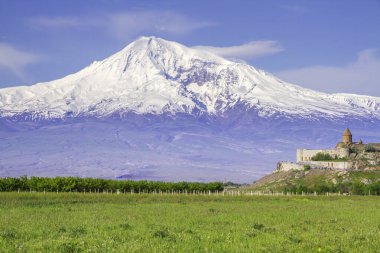 Erivan, Ermenistan 'daki Ararat Dağı' nın önündeki Khor Virap manastırı. İncil 'de Nuh' un Gemisi 'nin dinlenme yeri olarak geçen bu karla kaplı hareketsiz volkan..