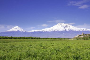Erivan, Ermenistan 'daki Ararat Dağı' nın önündeki Khor Virap manastırı. İncil 'de Nuh' un Gemisi 'nin dinlenme yeri olarak geçen bu karla kaplı hareketsiz volkan..