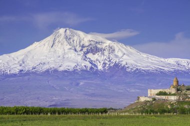 Erivan, Ermenistan 'daki Ararat Dağı' nın önündeki Khor Virap manastırı. İncil 'de Nuh' un Gemisi 'nin dinlenme yeri olarak geçen bu karla kaplı hareketsiz volkan..