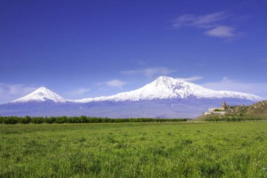 Erivan, Ermenistan 'daki Ararat Dağı' nın önündeki Khor Virap manastırı. İncil 'de Nuh' un Gemisi 'nin dinlenme yeri olarak geçen bu karla kaplı hareketsiz volkan..