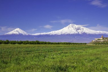 Erivan, Ermenistan 'daki Ararat Dağı' nın önündeki Khor Virap manastırı. İncil 'de Nuh' un Gemisi 'nin dinlenme yeri olarak geçen bu karla kaplı hareketsiz volkan..