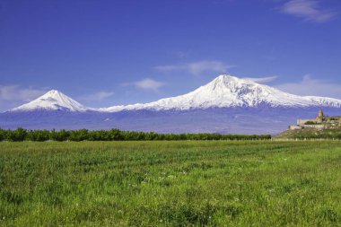 Erivan, Ermenistan 'daki Ararat Dağı' nın önündeki Khor Virap manastırı. İncil 'de Nuh' un Gemisi 'nin dinlenme yeri olarak geçen bu karla kaplı hareketsiz volkan..