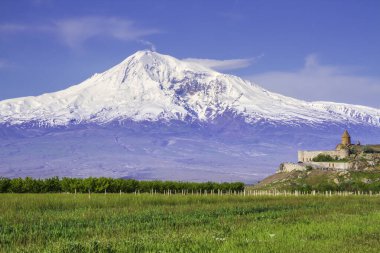 Erivan, Ermenistan 'daki Ararat Dağı' nın önündeki Khor Virap manastırı. İncil 'de Nuh' un Gemisi 'nin dinlenme yeri olarak geçen bu karla kaplı hareketsiz volkan..