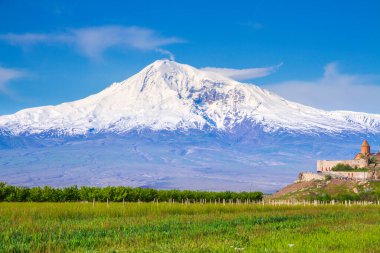 Erivan, Ermenistan 'daki Ararat Dağı' nın önündeki Khor Virap manastırı. İncil 'de Nuh' un Gemisi 'nin dinlenme yeri olarak geçen bu karla kaplı hareketsiz volkan..