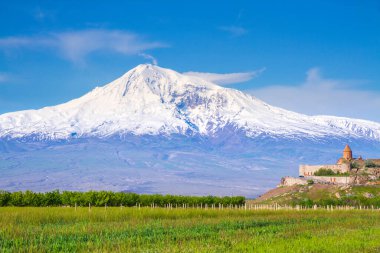 Erivan, Ermenistan 'daki Ararat Dağı' nın önündeki Khor Virap manastırı. İncil 'de Nuh' un Gemisi 'nin dinlenme yeri olarak geçen bu karla kaplı hareketsiz volkan..