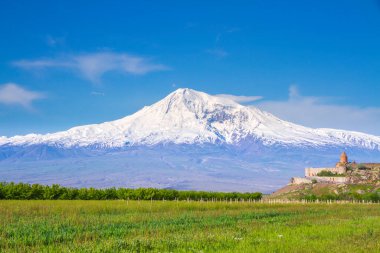 Erivan, Ermenistan 'daki Ararat Dağı' nın önündeki Khor Virap manastırı. İncil 'de Nuh' un Gemisi 'nin dinlenme yeri olarak geçen bu karla kaplı hareketsiz volkan..