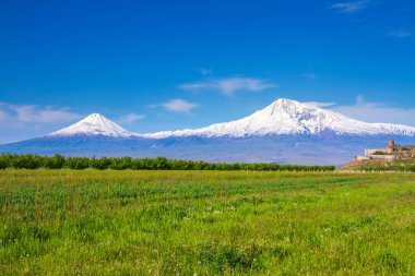Erivan, Ermenistan 'daki Ararat Dağı' nın önündeki Khor Virap manastırı. İncil 'de Nuh' un Gemisi 'nin dinlenme yeri olarak geçen bu karla kaplı hareketsiz volkan..