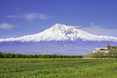 Erivan, Ermenistan 'daki Ararat Dağı' nın önündeki Khor Virap manastırı. İncil 'de Nuh' un Gemisi 'nin dinlenme yeri olarak geçen bu karla kaplı hareketsiz volkan..