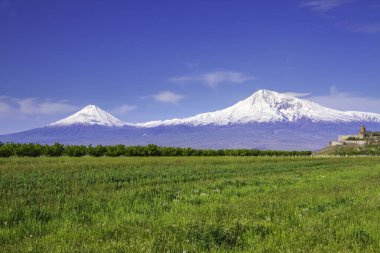 Erivan, Ermenistan 'daki Ararat Dağı' nın önündeki Khor Virap manastırı. İncil 'de Nuh' un Gemisi 'nin dinlenme yeri olarak geçen bu karla kaplı hareketsiz volkan..