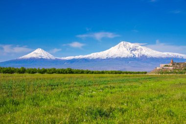 Erivan, Ermenistan 'daki Ararat Dağı' nın önündeki Khor Virap manastırı. İncil 'de Nuh' un Gemisi 'nin dinlenme yeri olarak geçen bu karla kaplı hareketsiz volkan..