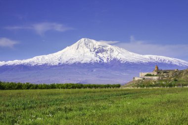 Erivan, Ermenistan 'daki Ararat Dağı' nın önündeki Khor Virap manastırı. İncil 'de Nuh' un Gemisi 'nin dinlenme yeri olarak geçen bu karla kaplı hareketsiz volkan..