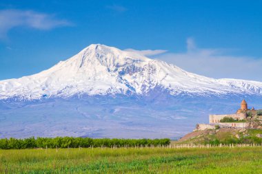 Erivan, Ermenistan 'daki Ararat Dağı' nın önündeki Khor Virap manastırı. İncil 'de Nuh' un Gemisi 'nin dinlenme yeri olarak geçen bu karla kaplı hareketsiz volkan..
