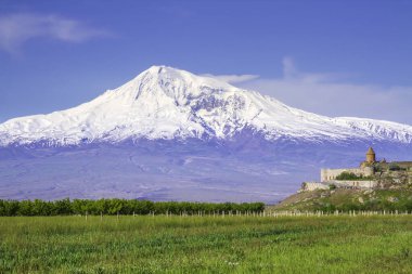 Erivan, Ermenistan 'daki Ararat Dağı' nın önündeki Khor Virap manastırı. İncil 'de Nuh' un Gemisi 'nin dinlenme yeri olarak geçen bu karla kaplı hareketsiz volkan..