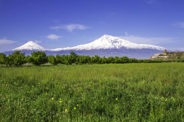 Erivan, Ermenistan 'daki Ararat Dağı' nın önündeki Khor Virap manastırı. İncil 'de Nuh' un Gemisi 'nin dinlenme yeri olarak geçen bu karla kaplı hareketsiz volkan..