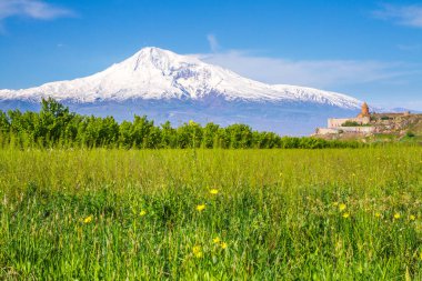 Erivan, Ermenistan 'daki Ararat Dağı' nın önündeki Khor Virap manastırı. İncil 'de Nuh' un Gemisi 'nin dinlenme yeri olarak geçen bu karla kaplı hareketsiz volkan..