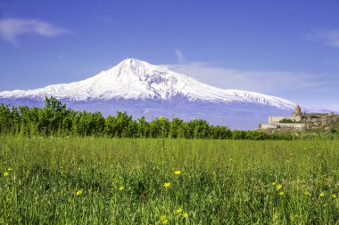 Erivan, Ermenistan 'daki Ararat Dağı' nın önündeki Khor Virap manastırı. İncil 'de Nuh' un Gemisi 'nin dinlenme yeri olarak geçen bu karla kaplı hareketsiz volkan..