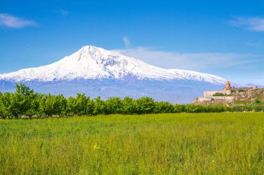 Erivan, Ermenistan 'daki Ararat Dağı' nın önündeki Khor Virap manastırı. İncil 'de Nuh' un Gemisi 'nin dinlenme yeri olarak geçen bu karla kaplı hareketsiz volkan..