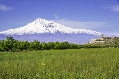 Erivan, Ermenistan 'daki Ararat Dağı' nın önündeki Khor Virap manastırı. İncil 'de Nuh' un Gemisi 'nin dinlenme yeri olarak geçen bu karla kaplı hareketsiz volkan..
