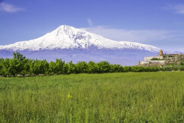 Erivan, Ermenistan 'daki Ararat Dağı' nın önündeki Khor Virap manastırı. İncil 'de Nuh' un Gemisi 'nin dinlenme yeri olarak geçen bu karla kaplı hareketsiz volkan..