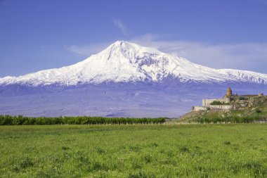 Erivan, Ermenistan 'daki Ararat Dağı' nın önündeki Khor Virap manastırı. İncil 'de Nuh' un Gemisi 'nin dinlenme yeri olarak geçen bu karla kaplı hareketsiz volkan..