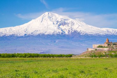 Erivan, Ermenistan 'daki Ararat Dağı' nın önündeki Khor Virap manastırı. İncil 'de Nuh' un Gemisi 'nin dinlenme yeri olarak geçen bu karla kaplı hareketsiz volkan..