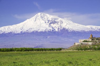 Erivan, Ermenistan 'daki Ararat Dağı' nın önündeki Khor Virap manastırı. İncil 'de Nuh' un Gemisi 'nin dinlenme yeri olarak geçen bu karla kaplı hareketsiz volkan..